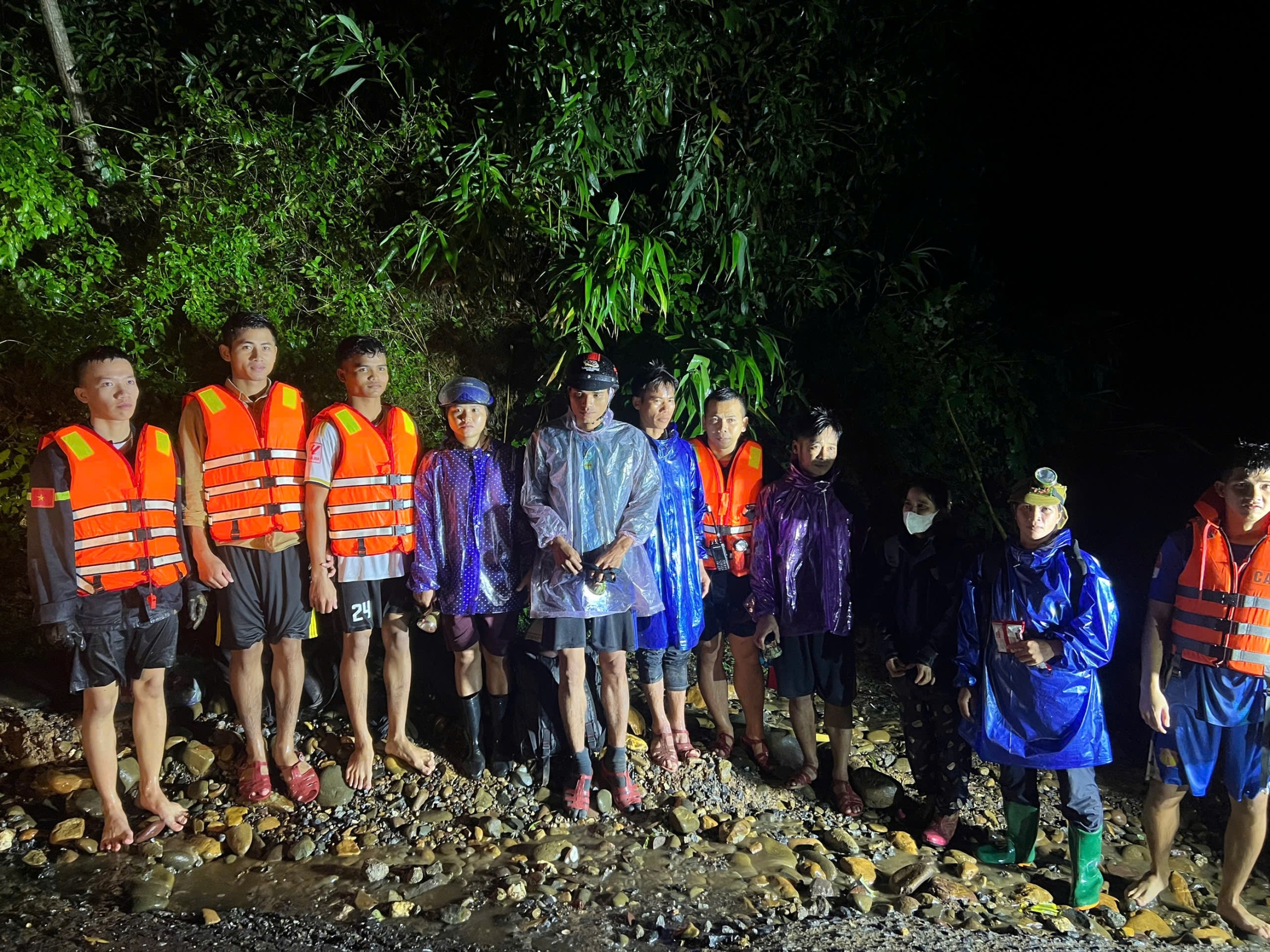 救援6名在大洪水中被困桉树林两天的人员